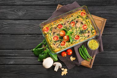 Ispanak frittata ile kompozisyon