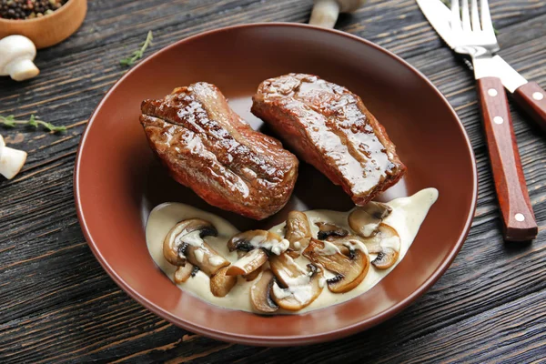 Tallrik med steak Diane — Stockfoto