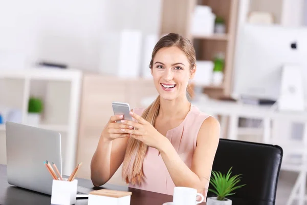 Young woman using smartphone — Stock Photo, Image
