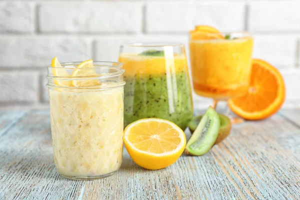 Louça de vidro com diferentes smoothies — Fotografia de Stock