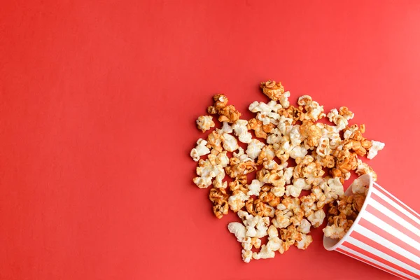 Omkull koppen med välsmakande karamell popcorn — Stockfoto