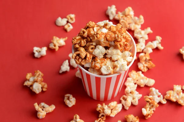 Cup with tasty caramel popcorn — Stock Photo, Image
