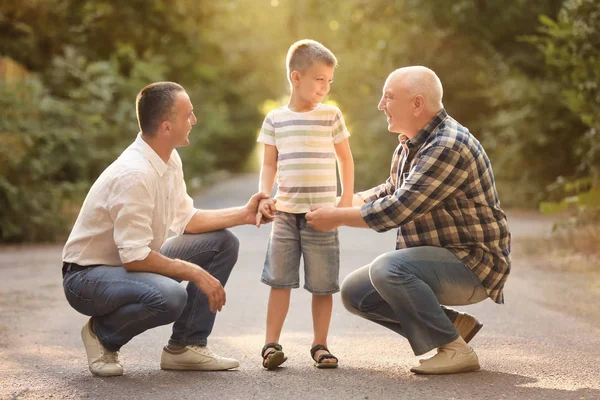 Мальчик с папой и дедушкой в парке — стоковое фото
