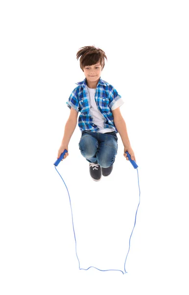 Söt liten pojke hoppa rep — Stockfoto