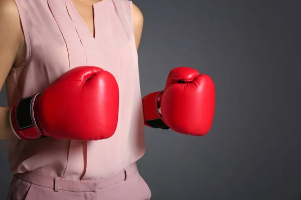 Junge Frau in Boxhandschuhen — Stockfoto