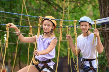 Şirin çocuk Macera Park'ta tırmanma