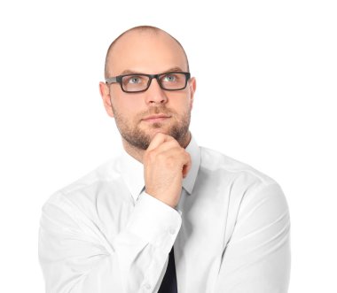 Beyaz arka plandaki genç adam.