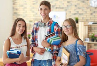 Kitap ve copybooks kapalı olan öğrenciler