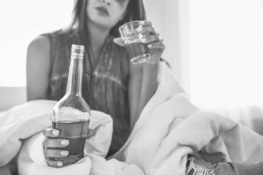 genç kadın içme alkol