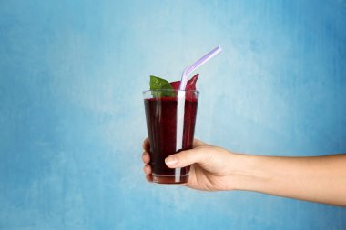 Pancar güler yüzlü camla tutan kadının el 