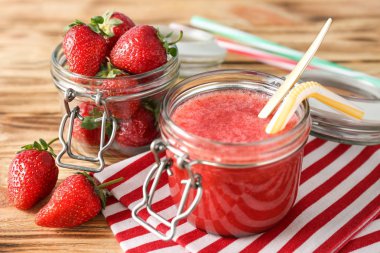 Çilek güler yüzlü ile Cam Kavanoz 