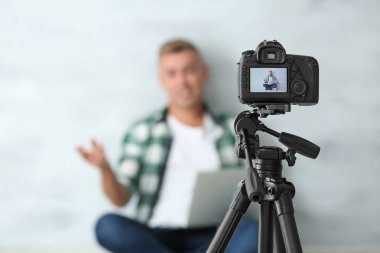 fotoğraf makinesi ekranında erkek blogger