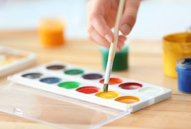 Çocuk fırça ve boya ile