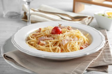 Pastırma ile makarna carbonara tabak