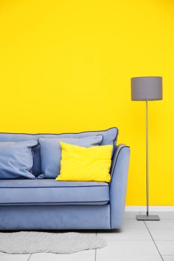 Duvara karşı rahat kanepe 