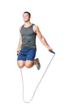 Beyaz arka plan üzerinde ip atlama ile genç adam