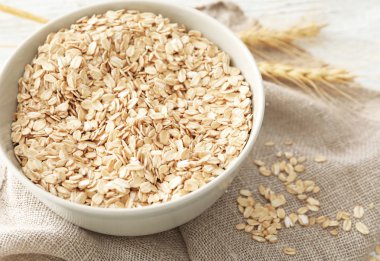 Masada çiğ yulaf ezmesi ile kase