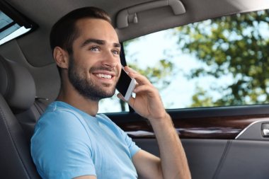 Cep telefonu arabada konuşurken yakışıklı genç