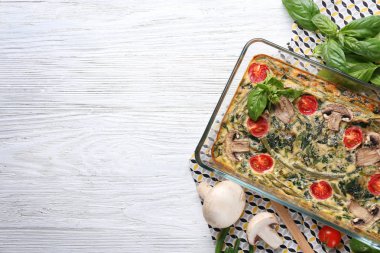 Yemek pişirme içinde ıspanak frittata