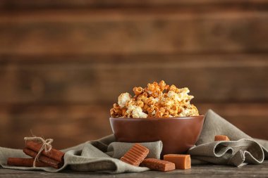 Lezzetli karamelli patlamış mısır ile kase