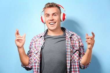 Yakışıklı adam renk arka plan üzerinde müzik dinlemek