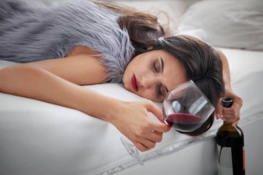 genç kadın içme alkol