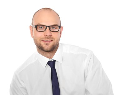 Beyaz arka plandaki genç adam.