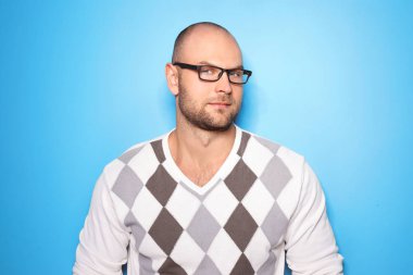Renkli arka plandaki genç adam
