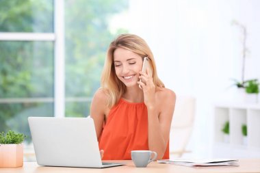  Genç bir kadın cep telefonuyla konuşuyor.