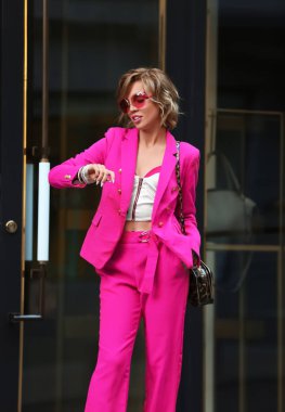 parlak giysili genç kadın