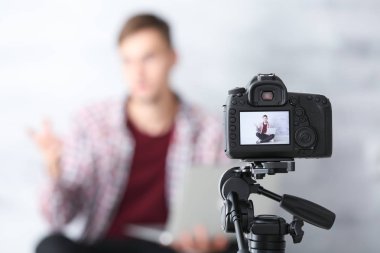 fotoğraf makinesi ekranında erkek blogger