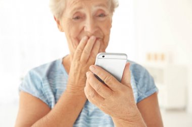 Cep telefonu kullanan yaşlı kadın 