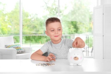 Şirin küçük çocuk. 