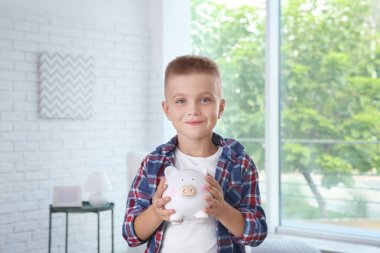  kumbara ile küçük çocuk