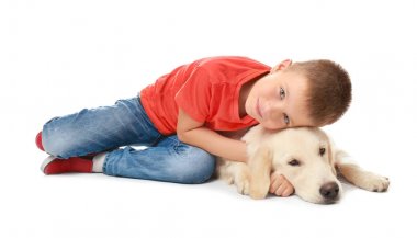 köpek olan küçük çocuk