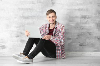 Bilgisayarlı genç adam