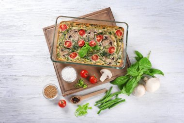 Yemek pişirme içinde ıspanak frittata ile kompozisyon