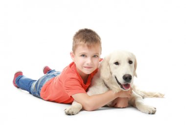 köpek olan küçük çocuk