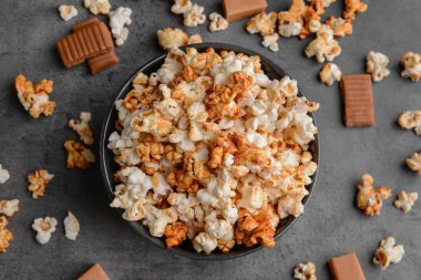 Lezzetli karamelli patlamış mısır ile kase 