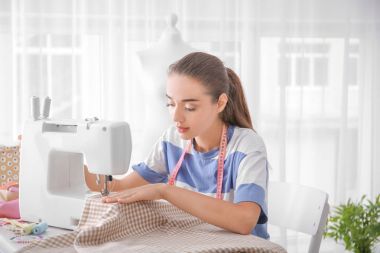 Atölye genç needlewoman