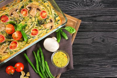 Ispanak frittata ile kompozisyon