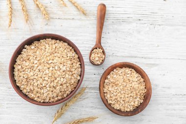 Kase ve çiğ yulaf ezmesi ile plaka 