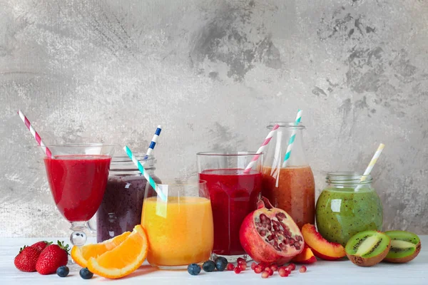 Louça de vidro com diferentes smoothies — Fotografia de Stock