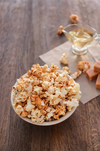 Cuenco con sabrosas palomitas de caramelo — Foto de Stock