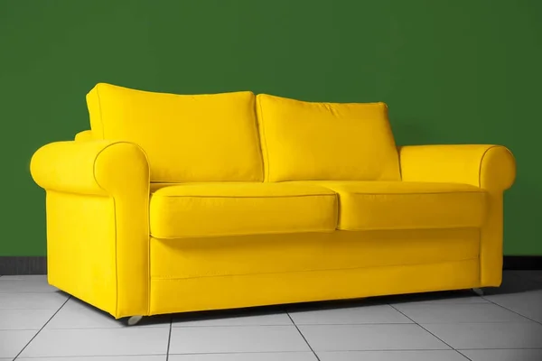 Ярко-желтый диван — стоковое фото