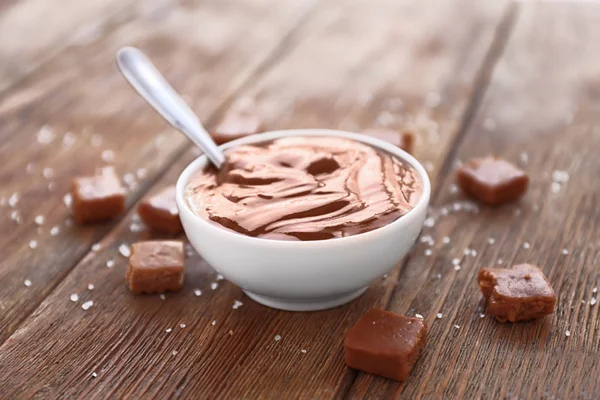 Bonbons et bol avec garniture au caramel — Photo