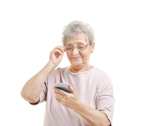 Пожилая женщина с помощью мобильного телефона — стоковое фото