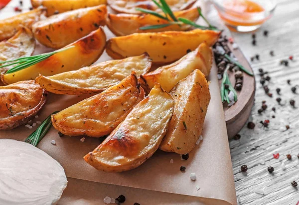 Deska s vynikající pečené brambory — Stock fotografie
