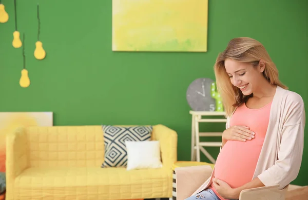 Schöne schwangere Frau — Stockfoto