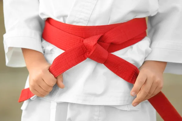 Kindje in karategi — Stockfoto